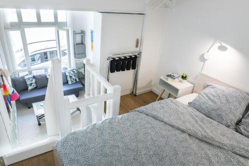 une chambre avec un lit et un salon dans l'établissement CHEZ COLETTE à 3MN DE LA PLAGE avec Wifi jusqu'à 4 personnes, à Trouville-sur-Mer