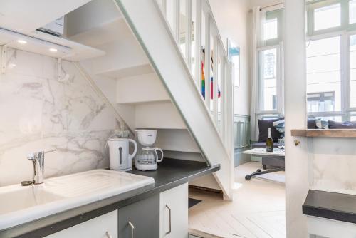 une cuisine avec un évier et un plan de travail dans l'établissement CHEZ COLETTE à 3MN DE LA PLAGE avec Wifi jusqu'à 4 personnes, à Trouville-sur-Mer