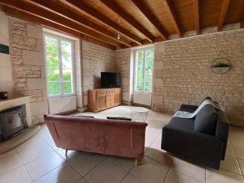 Μια τηλεόραση ή/και κέντρο ψυχαγωγίας στο Maison familiale spacieuse à Niort avec jardin