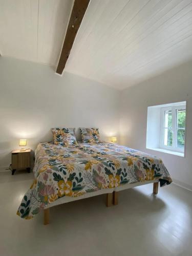 une chambre avec un lit dans une pièce blanche dans l'établissement Maison familiale spacieuse à Niort avec jardin, à Niort