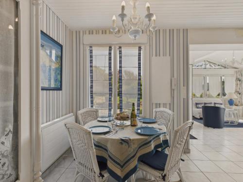 une salle à manger avec une table et des chaises dans l'établissement Maison pour 8 avec grand jardin à 150m de la mer, à Trévou-Tréguignec