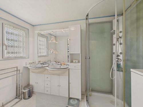 une salle de bain avec deux lavabos et une douche dans l'établissement Maison pour 8 avec grand jardin à 150m de la mer, à Trévou-Tréguignec