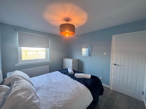une chambre avec un lit et un ventilateur de plafond dans l'établissement Eriskay cottage, Denholm, Scottish Borders, à Denholm