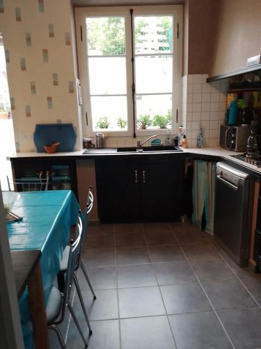 une cuisine avec un évier et un plan de travail dans l'établissement Maison spacieuse à Vic-Fezensac avec jardin, à Vic-Fezensac