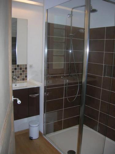 une douche avec une porte vitrée dans une salle de bain dans l'établissement Maison spacieuse à Vic-Fezensac avec jardin, à Vic-Fezensac