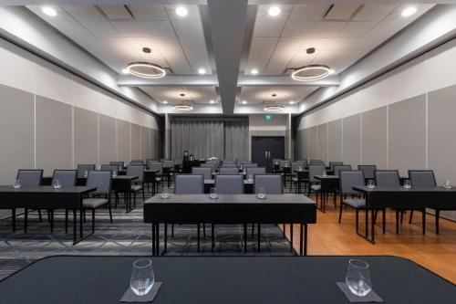 a large room with tables and chairs in it at Holiday Inn St-Jean-sur-Richelieu Congrès by IHG in Saint-Jean-sur-Richelieu