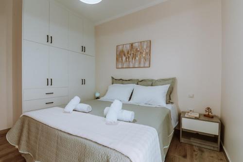 Postel nebo postele na pokoji v ubytování Esperides Luxury Suites 2