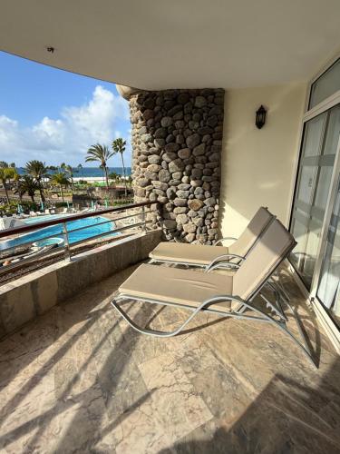 Bazén v ubytování Anfi del mar - 4 people separate bedroom nebo v jeho okolí
