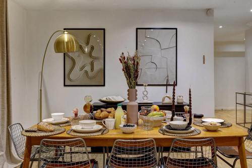 - une table à manger avec de la nourriture dans l'établissement Havre d'elegance pour 8 personnes au Coeur de Paris, à Paris