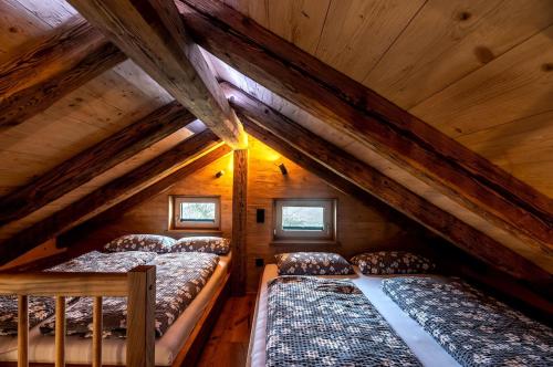 3 posti letto in una camera con soffitti in legno di Ferienhaus Fichtenzauber - Naturidylle am Wildgehege & Pfrunger Ried - Nähe Bodensee a Riedhausen