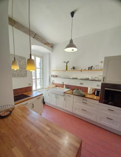 O bucătărie sau chicinetă la Decatera apartment