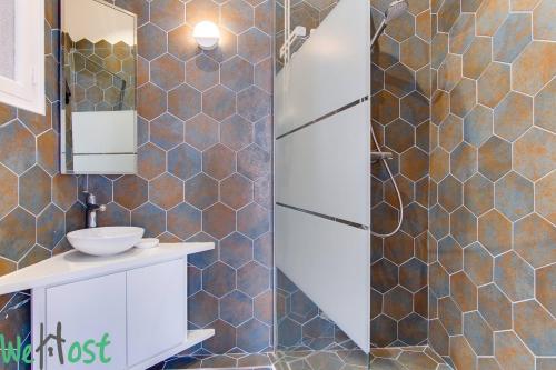 une salle de bain avec un lavabo et une douche dans l'établissement Endoume 3 - Marseille, à Marseille