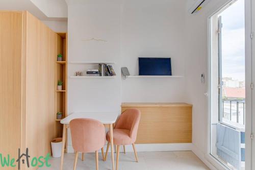 une salle à manger avec une table et des chaises et une fenêtre dans l'établissement Endoume 3 - Marseille, à Marseille