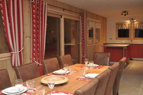 une salle à manger avec une longue table et des chaises dans l'établissement Chalet Le Villard Samoens, à Samoëns