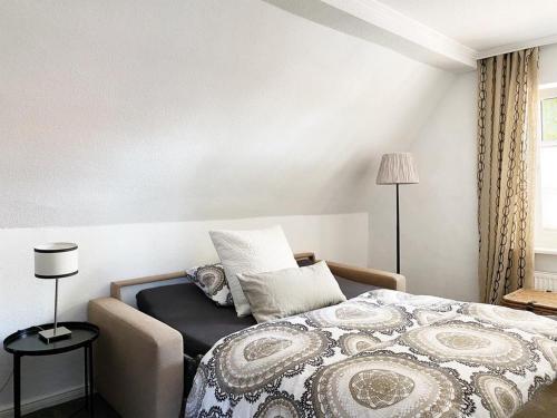 een slaapkamer met een bed met een kussen erop bij Haus Cloude in Grömitz