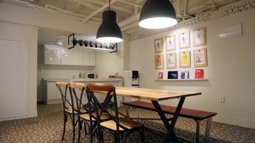 - une cuisine avec une table et des chaises en bois dans l'établissement Hotel Gaon J Stay, à Seogwipo