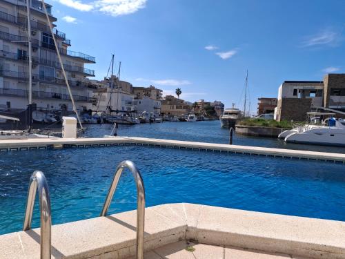 Apartamento Con Piscina - Magnificas vistas al Canal - Aire Acondicionado A