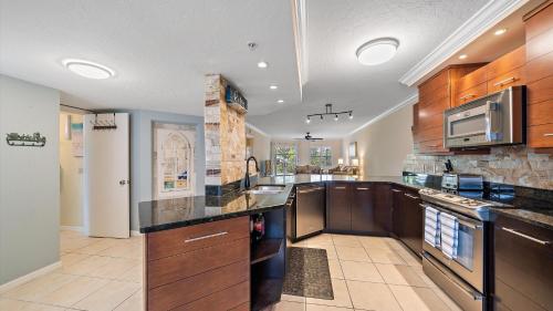 een grote keuken met houten kasten en apparaten bij Siesta Bayside Bliss in Siesta Key