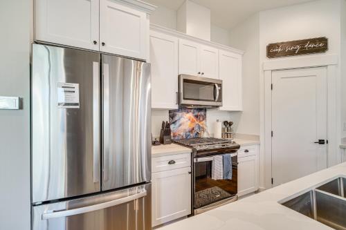 Cucina o angolo cottura di Eagle Point Golf Retreat Pool Access and Patio!