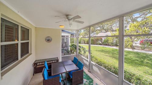 een afgeschermde veranda met een tafel en stoelen bij Siesta Bayside Bliss in Siesta Key