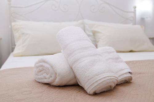 a rolled up white towel on a bed at Mialma Bed and Breakfast in Felline