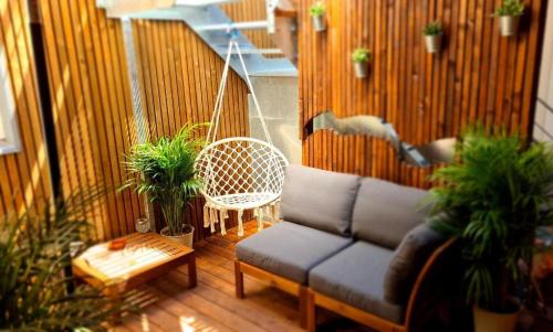 un salon avec un canapé et quelques plantes dans l'établissement Terrasse, à Toulouse