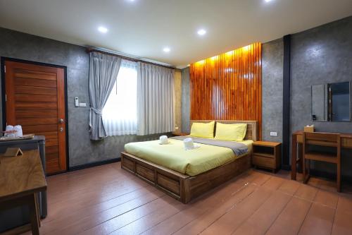 Postel nebo postele na pokoji v ubytování สกายโฮม วัดเจดีย์ไอ้ไข่ Resort & Restaurant