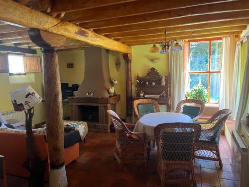 a dining room with a table and chairs in a room at El Canto del Gallo in Ranedo de Curueño