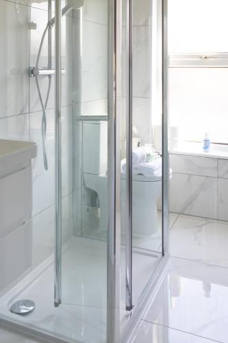 a bathroom with a glass shower with a toilet at Chalkwell Aparthotel Short & Long Stays Welcome, Leisure , Relocation , Business Stays , Contractors in Kent