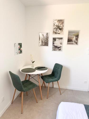 Photo de la galerie de l'établissement Chambre avec coin repas & fitness, à Beynost