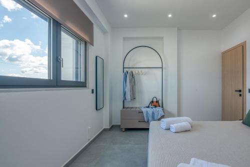 Ένα ή περισσότερα κρεβάτια σε δωμάτιο στο Gems - Stunning 2BR Apts - Steps from the Beach!