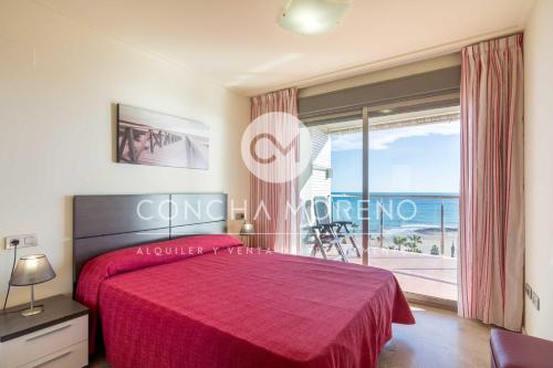 Schlafzimmer mit einem roten Bett und einem großen Fenster in der Unterkunft Vila d'Orpesa X-SIN PARKING-CM in El Borseral