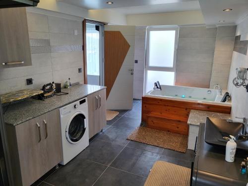 Nhà bếp/bếp nhỏ tại Comfort 4 bedroom villa yalova see view