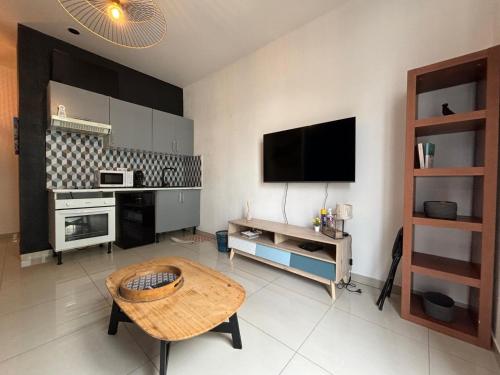 un salon avec une table et une télévision dans l'établissement Studio 1 Libération Nice proche tramway, à Nice