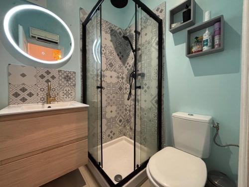 une salle de bain avec une douche avec des toilettes et un lavabo dans l'établissement Studio 1 Libération Nice proche tramway, à Nice