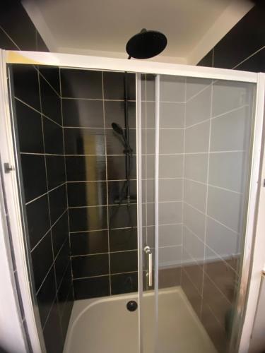 a shower with a glass door in a bathroom at Capstay Point central ch3 - Netflix in Tourcoing