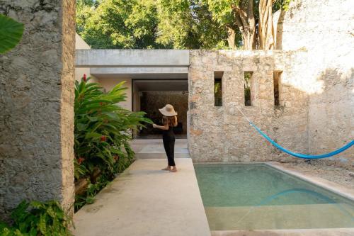 メリダにあるCasa Pepen by Kanaa - Colonial Luxury with a Private Outdoor Pool and Garden in Central Meridaの帽子を被った女