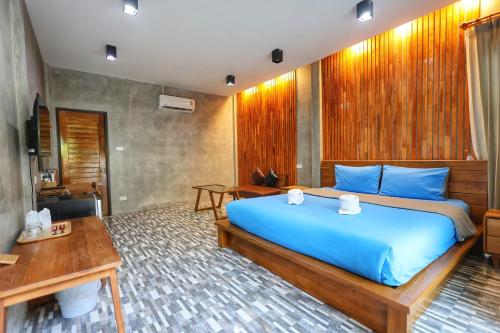 Postel nebo postele na pokoji v ubytování สกายโฮม วัดเจดีย์ไอ้ไข่ Resort & Restaurant