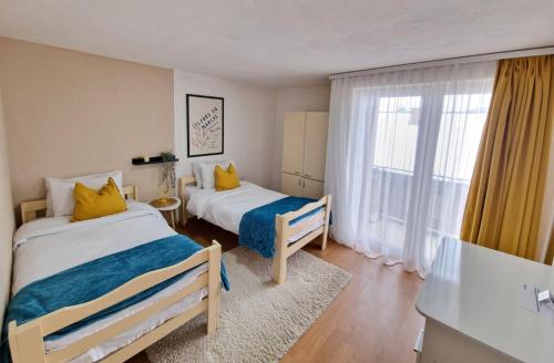 Llit o llits en una habitació de Serenity Apartment