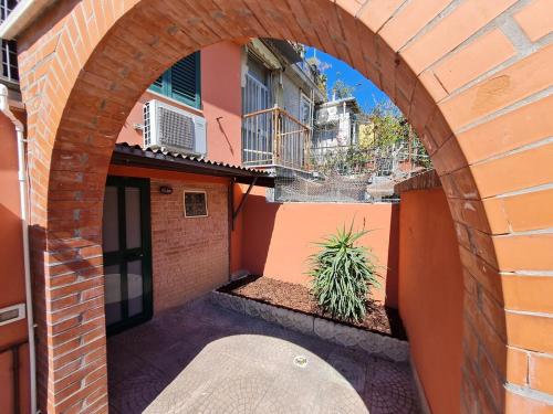 an archway in the side of a building at La Corte del Castello - Aeroporto delle Marche - Ancona in Falconara Marittima