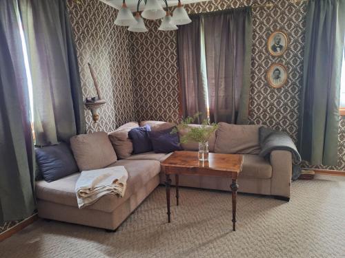 a living room with a couch and a coffee table at Villa ved sjøen og fjellene in Myklebostad