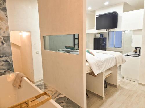 une chambre avec un lit et une baignoire dans une pièce dans l'établissement Splendide Studio Design - Neuf Dynamique Nice, à Nice