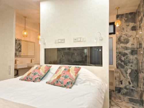 une chambre avec un lit blanc avec deux oreillers dans l'établissement Splendide Studio Design - Neuf Dynamique Nice, à Nice