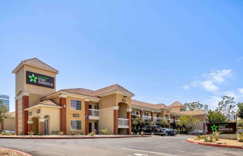 a hotel with a parking lot in front of it at Extended Stay America Suites - Los Angeles - LAX Airport - El Segundo in El Segundo