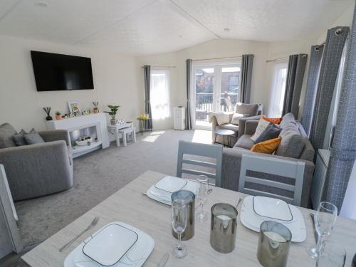 a living room with a table with wine glasses on it at Casa De Rhu in Evesham