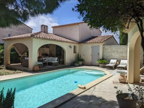 une piscine devant une maison dans l'établissement Villa Romane, à Claira