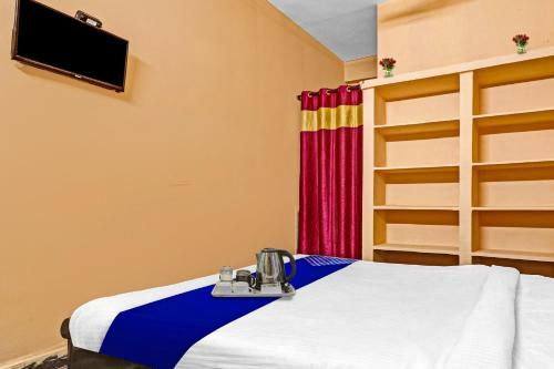 Postel nebo postele na pokoji v ubytování Hotel O Sree Krishna