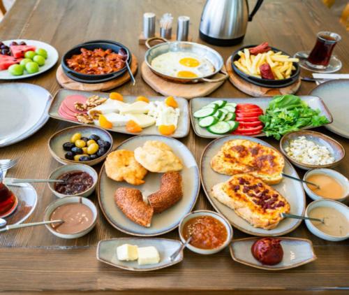 un tavolo di legno con piatti di cibo sopra di Balat Butik Hotel a Istanbul
