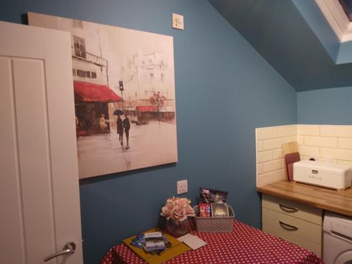 Katil atau katil-katil dalam bilik di Cosy central 1 bedroom apartment, free parking