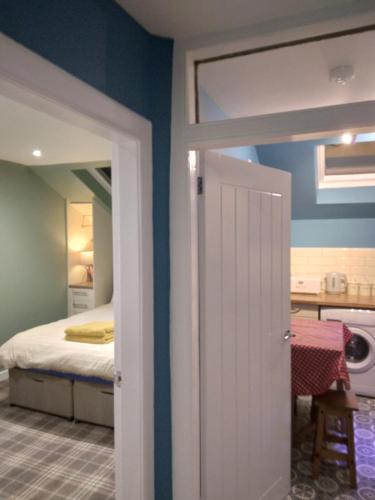 Katil atau katil-katil dalam bilik di Cosy central 1 bedroom apartment, free parking